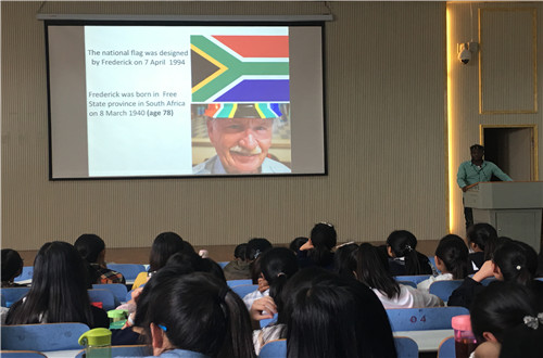 “聆听外教声音，助力自我发展”——新葡的京集团8814开展外教讲座系列活动