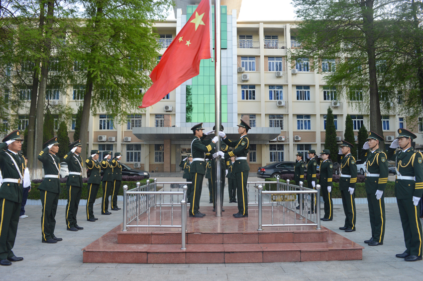 新葡的京集团88142015级新生升旗仪式暨国学教育活动顺利举行