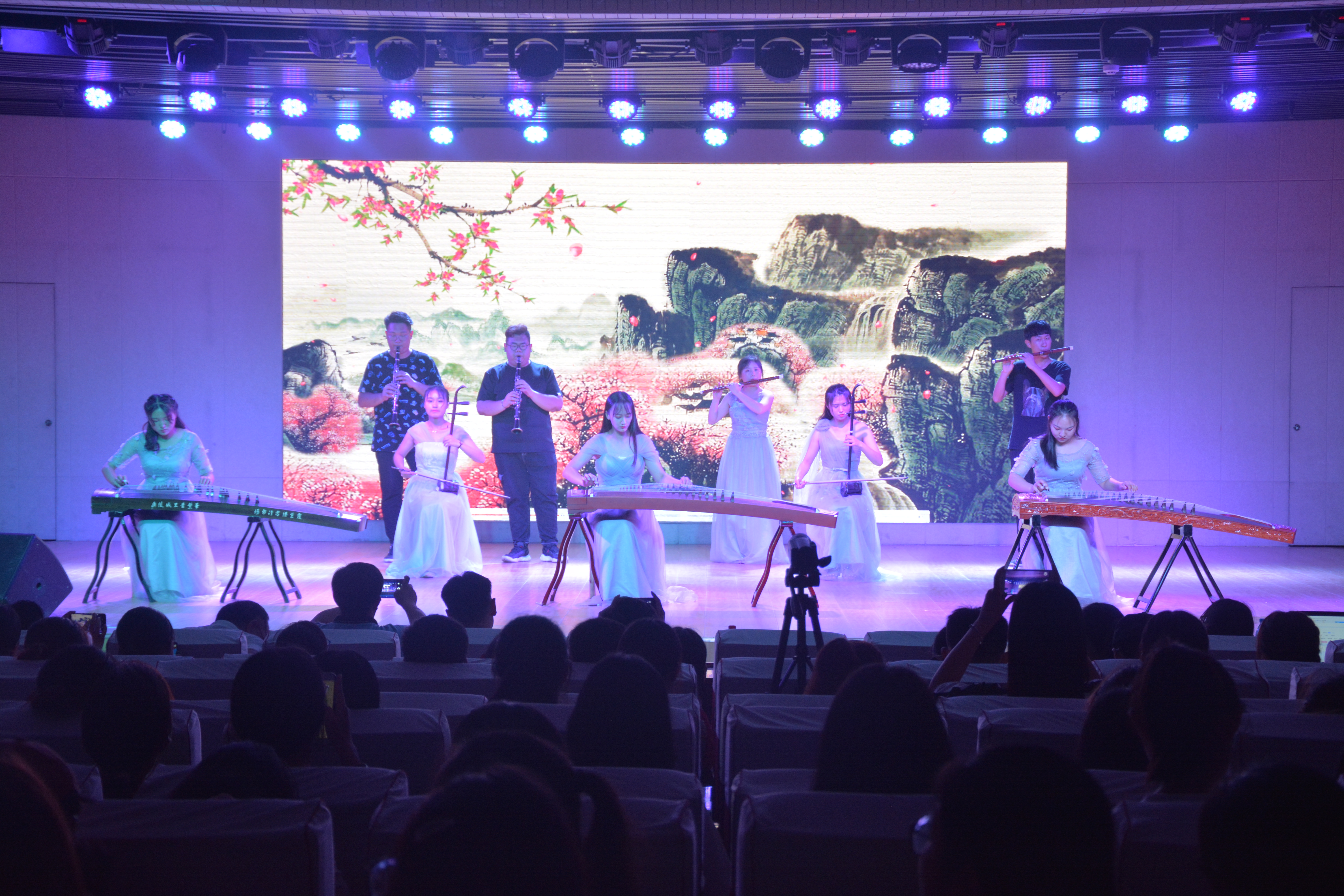 新葡的京集团8814成功举办2019届优秀毕业生颁奖典礼暨欢送毕业生晚会