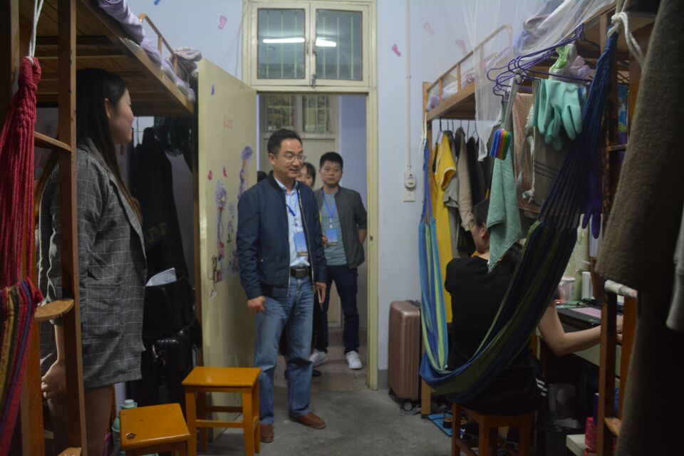 新葡的京集团8814领导老师走访毕业生宿舍