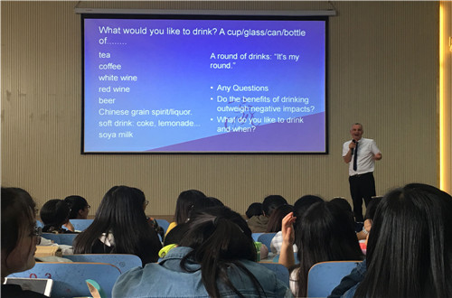 “聆听外教声音，助力自我发展”——新葡的京集团8814开展外教讲座系列活动