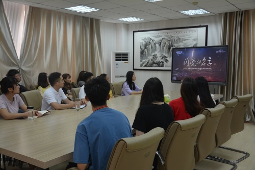 新葡的京集团8814组织师生观看2019年最美高校辅导员、大学生发布仪式