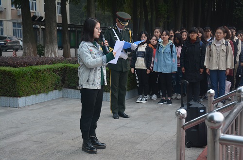 新葡的京集团8814组织学生参加升国旗仪式