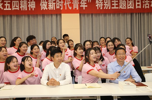 新葡的京集团88142017级翻译1班团支部举行“传承五四精神 做新时代青年”特别主题团日活动