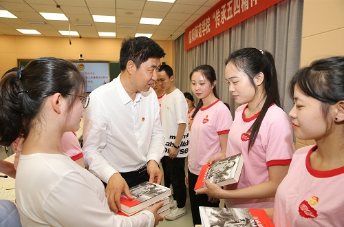 新葡的京集团88142017级翻译1班团支部举行“传承五四精神 做新时代青年”特别主题团日活动