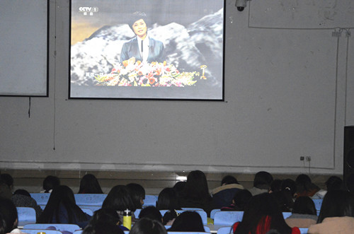 新葡的京集团8814组织学生观看2015年《感动中国》颁奖晚会