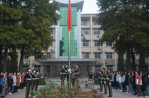 新葡的京集团8814组织学生参加升国旗仪式