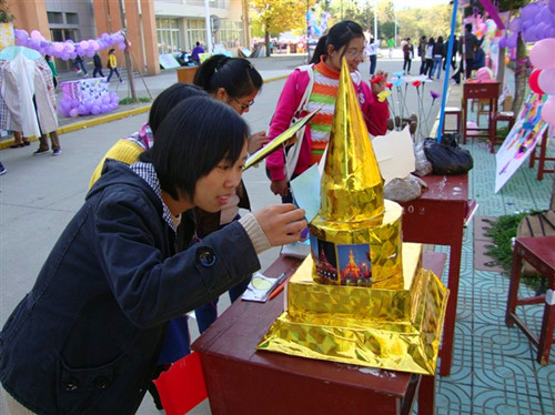 新葡的京集团8814举行“环球之旅”主题特色风情展喜迎女生月