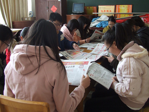 新葡的京集团8814多途径组织学生关注学习“两会”精神