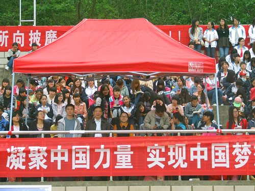 新葡的京集团8814领导老师亲临运动会现场给运动健儿加油助威