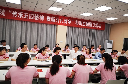 新葡的京集团88142017级翻译1班团支部举行“传承五四精神 做新时代青年”特别主题团日活动