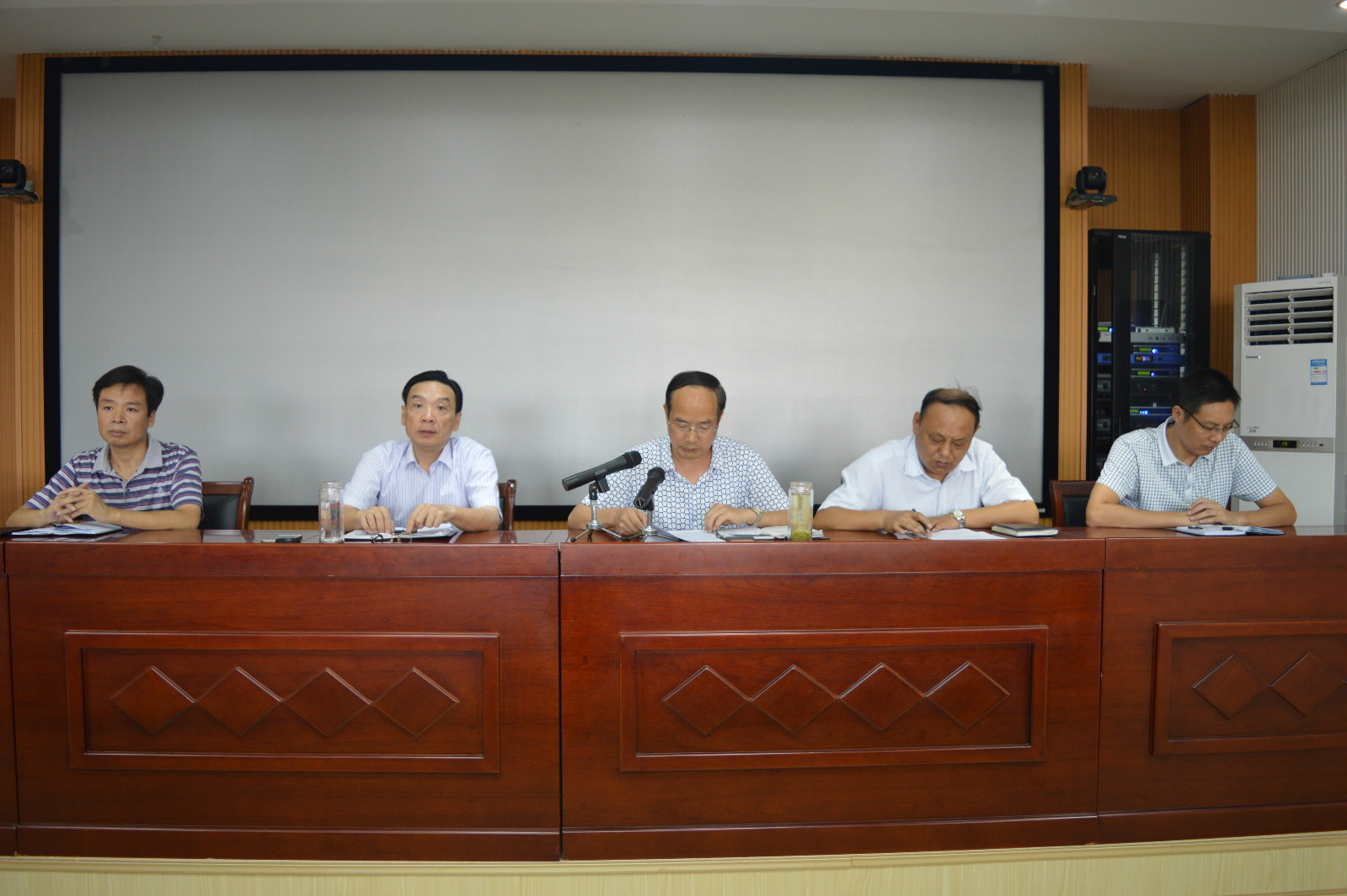 新葡的京集团8814召开新学期教职工大会