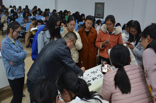 新葡的京集团8814邀请优秀校友为新生作入学教育报告