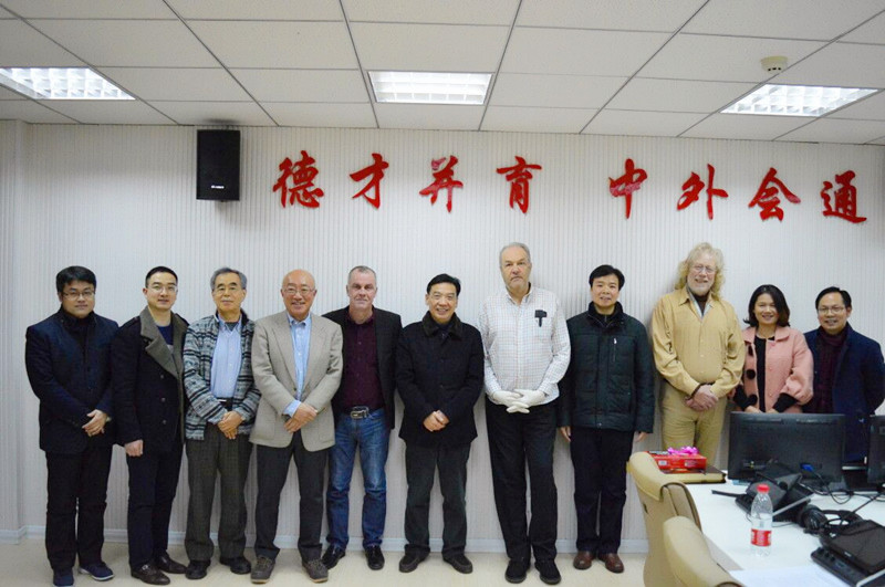  新葡的京集团8814召开外籍教师座谈会