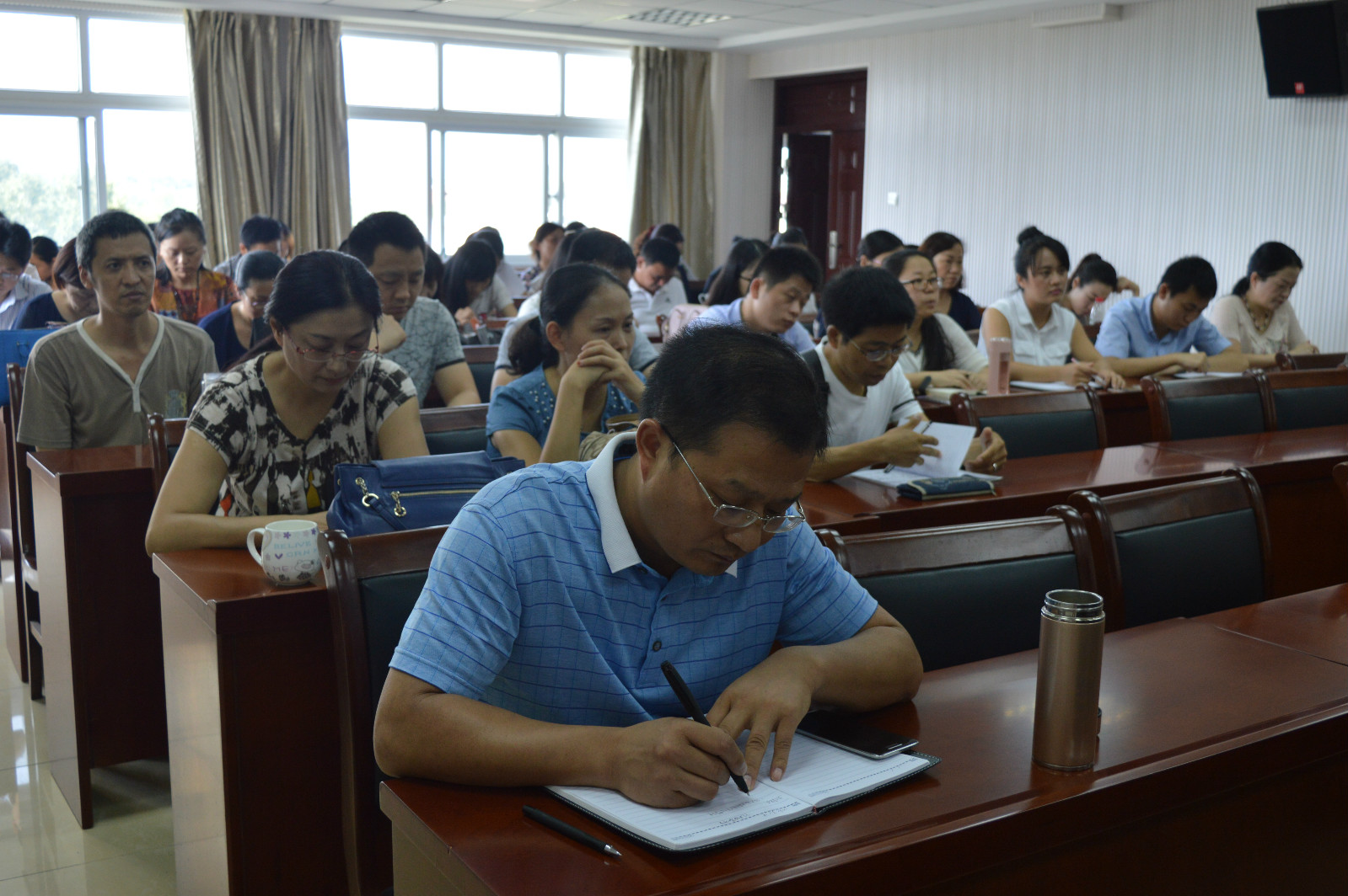 新葡的京集团8814召开新学期教职工大会