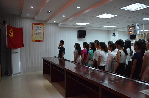 新葡的京集团8814成功举行“不忘初心，重温入党誓词”活动