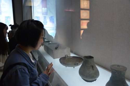 新葡的京集团8814组织开展“淮上故园――信阳博物馆历史文化之旅”活动